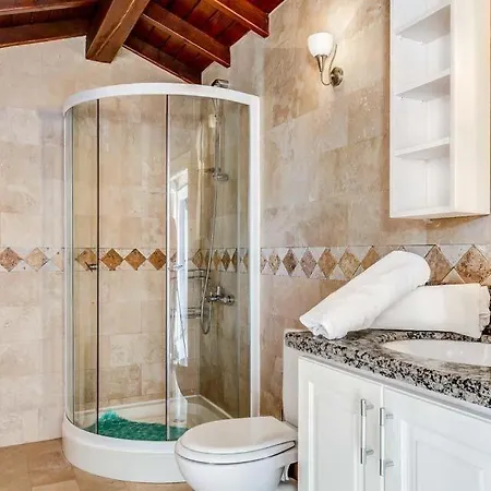 Sleeps 10 Pool Air Con Wifi T334501